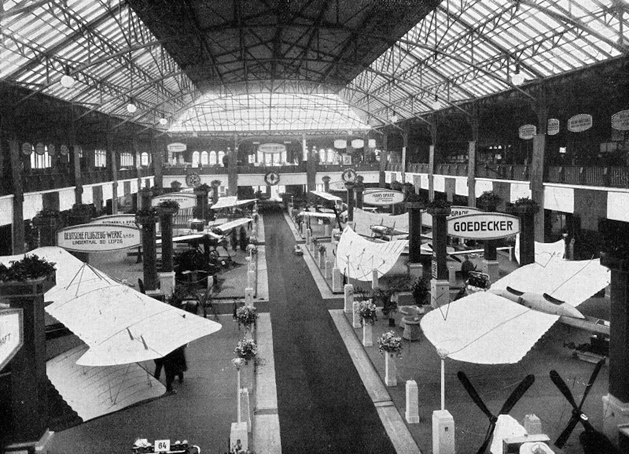 Historical photo of ILA 1912: Bestseller „Gelber Hund“