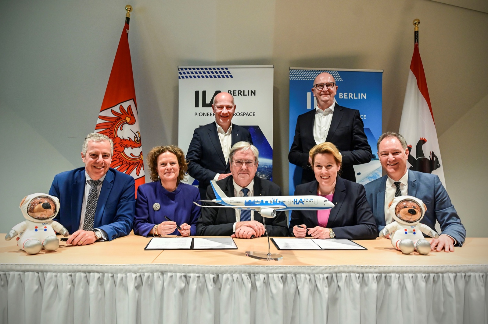 Signing ceremony securing the future of ILA Berlin with representatives of Berlin, Brandenburg, BDLI and Messe Berlin